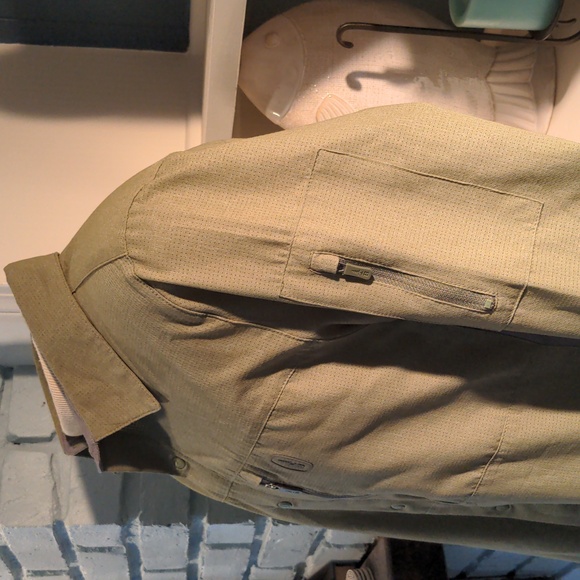Bass Outdoor button down technical fabric outdoor shirt. - Picture 4 of 7